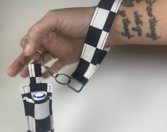 Combo de llavero, pulsera y porta lápiz labial - cuadros blancos y negros