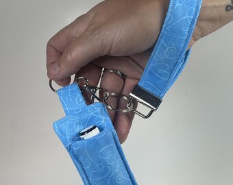 Combo de llavero, pulsera y porta lápiz labial - Azul con un diseño de corazón caprichoso