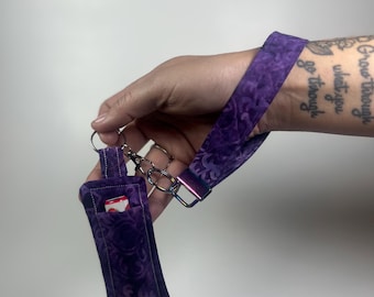Combo de llavero, pulsera y soporte para lápiz labial - morado con diseño tenue