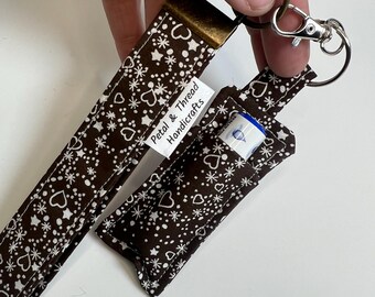 Combo de llavero de muñeca y porta lápiz labial: marrón con corazones y estrellas sutiles