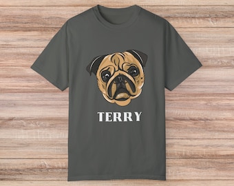 Op de afbeelding: Een donkergrijs T-shirt met een cartoon-illustratie van een mopshond en de naam "TERRY" in wit gedrukt.