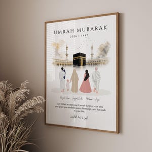 Puede incluir: Una lámina enmarcada titulada UMRAH MUBARAK 2026 | 1447 con una ilustración en acuarela de la Kaaba, minaretes y una familia de cinco personas. Debajo de las figuras, el texto dice: May Allah accept your Umrah forgive your sins and grant you endless peace, blessings, and barakah in your life.