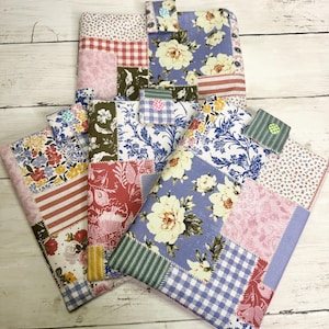 Quilt Pattern Book Sleeve, Padded Book Sleeve, Kindle Sleeve, Book Pouch, Kindle Pouch, Book Cover, Custom Book Sleeve, Cute Book Sleeve