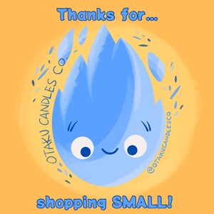 Puede incluir: Ilustraci&oacute;n de una llama azul sonriente sobre un fondo naranja. El texto dice "Thanks for... shopping SMALL!" y "OTAKU CANDLES Co." est&aacute; escrito alrededor de la llama. Tambi&eacute;n es visible el nombre de usuario de Instagram "@otakucandlesco".