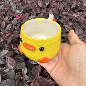 Jolie tasse en céramique faite main canard jaune, tasse à café oiseau, tasse à café canard, cadeau unique, pendaison de crémaillère, cadeau d'anniversaire, cadeau fête des mères image 5