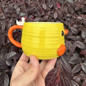 Jolie tasse en céramique faite main canard jaune, tasse à café oiseau, tasse à café canard, cadeau unique, pendaison de crémaillère, cadeau d'anniversaire, cadeau fête des mères image 2