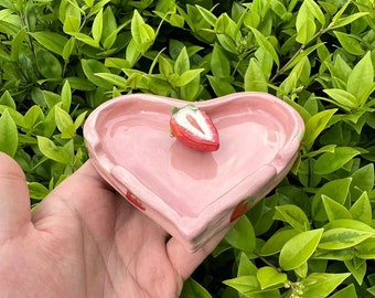 Joli cendrier en céramique fait main aux fraises, cendrier rose en forme de coeur, cendrier en argile, cendrier en céramique, cendrier multifonctionnel, cadeau de fête des mères