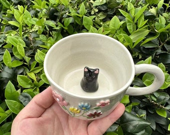 Taza de cerámica linda de gato negro hecha a mano, taza de flores delicadas, taza de café de cerámica, cerámica hecha a mano, regalo para ella, regalo de cumpleaños, regalo del día de la madre