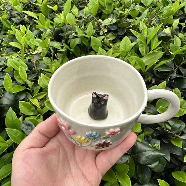 Handgefertigte süße Keramiktasse mit schwarzer Katze, zierliche Blumentasse, Keramik-Kaffeetasse, handgefertigte Keramik, Geschenk für Sie, Geburtstagsgeschenk, Muttertagsgeschenk