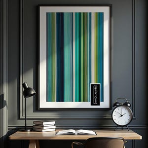 Op de afbeelding: Een ingelijste verticale kunstprint met een patroon van dunne, parallelle strepen in diverse tinten blauwgroen, marineblauw, bosgroen en wit. Een klein zwart label in de hoek bevat de Japanse tekst ルーク・ハマー.