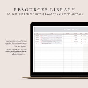 Op de afbeelding: Een laptopscherm met een grijze en witte tabel met de titel "Resources Library" en de tekst "Log, Rate, and Reflect on Your Favorite Manifestation Tools". De tabel heeft kolommen voor "Type", "Bron", "Maker", "Categorie", "Gedaan" en "Beoordeling".
