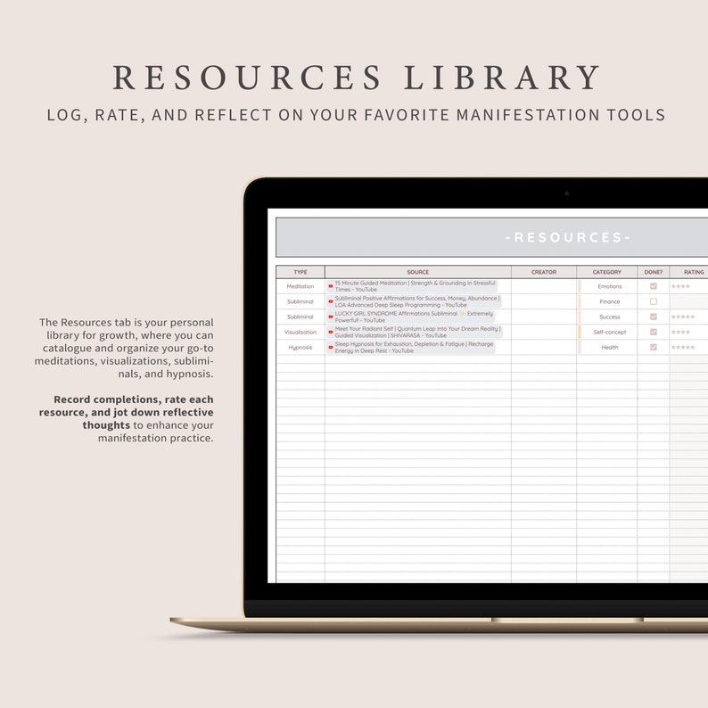 Op de afbeelding: Een laptopscherm met een grijze en witte tabel met de titel "Resources Library" en de tekst "Log, Rate, and Reflect on Your Favorite Manifestation Tools". De tabel heeft kolommen voor "Type", "Bron", "Maker", "Categorie", "Gedaan" en "Beoordeling".