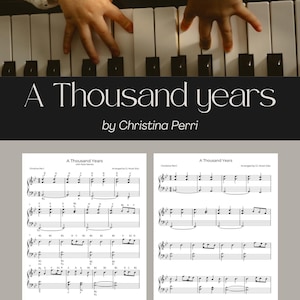 Op de afbeelding: Een pianoklavier met de tekst "A Thousand Years" van Christina Perri. De afbeelding toont bladmuziek voor het nummer, met de handen van een kind op de pianotoetsen.