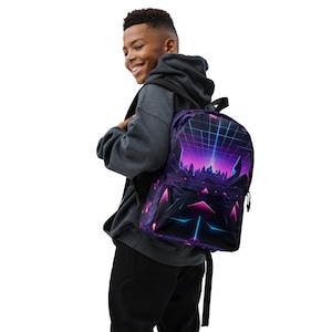 Puede incluir: Una mochila negra con un diseño geométrico vibrante en tonos morados, rosas y azules. La mochila tiene un patrón de cuadrícula y un gráfico de paisaje. Tiene correas negras y una cremallera.