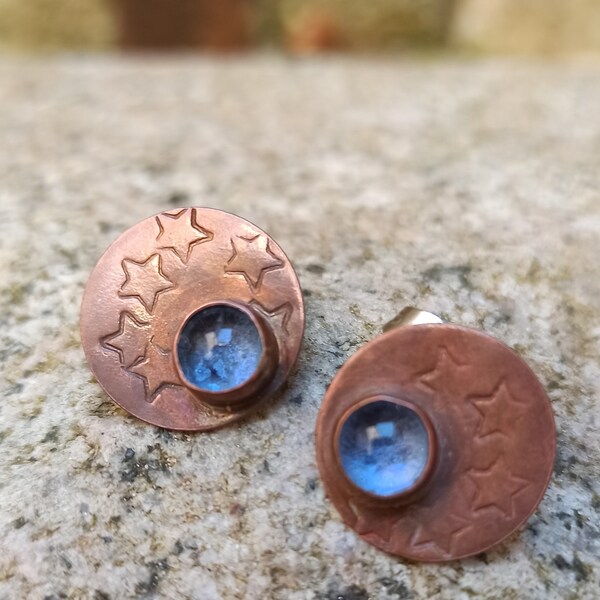 Orecchini a perno in rame con cabochon di vetro a lume bluino