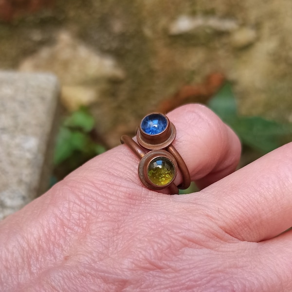 Anello minimalista in rame con cabochon in vetro a lume OOAK- Anelli impilabili - colori trasparenti