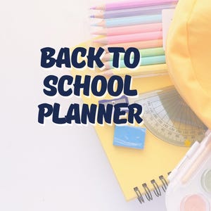 Puede incluir: Una agenda de espiral amarilla con el texto BACK TO SCHOOL PLANNER en azul oscuro. La agenda se acompaña de un estuche transparente de lápices de colores pastel, un estuche amarillo, un transportador de plástico transparente, una goma azul y un set de pintura.