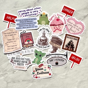 Puede incluir: Una colecci&oacute;n de pegatinas coloridas con varios dise&ntilde;os y texto. Los dise&ntilde;os incluyen una rana con corona, una magdalena, una calavera, un tornado, un castillo y frases como "HALP!" y "Your Evilness." Las pegatinas est&aacute;n dispuestas sobre una superficie gris claro.