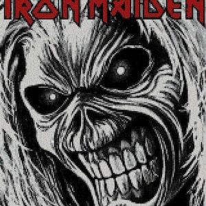 Op de afbeelding: Een zwart-witte illustratie van een knorrend, demonisch gezicht met de tekst "IRON MAIDEN" in rode letters erboven.