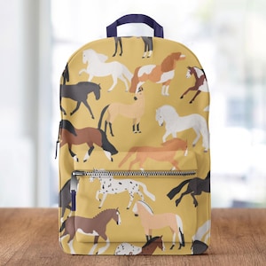 Puede incluir: Una mochila amarilla con una cremallera azul y un patrón de caballos de varios colores y poses.