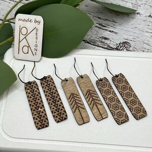 Pendientes de madera con forma de barra grabada con múltiples estampados/diseños. Hipoalergénico
