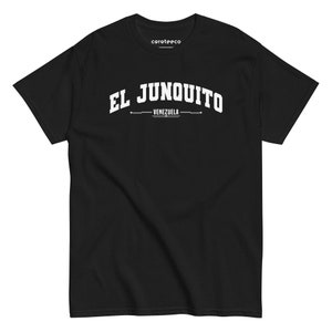Può includere: Maglietta nera con testo bianco che dice "EL JUNQUITO VENEZUELA".
