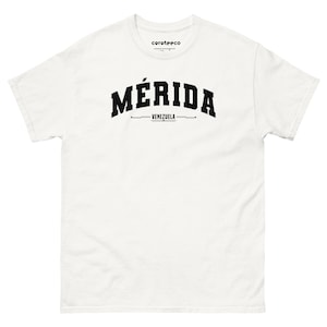 Puede incluir: Camiseta blanca con texto negro que dice "MÉRIDA VENEZUELA".