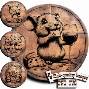 Op de afbeelding: Een cartoonmuis met een glas rode wijn en een stuk kaas. De muis zit op een houten oppervlak met een groot stuk kaas op de achtergrond. De afbeelding is in zwart-wit en heeft een rustieke uitstraling.
