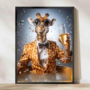 Può includere: Stampa incorniciata con una giraffa in abito e papillon, con occhiali e un calice di champagne. La giraffa è in una vasca d'acqua, con bolle sullo sfondo. L'abito della giraffa ha un motivo a macchie marroni e beige.