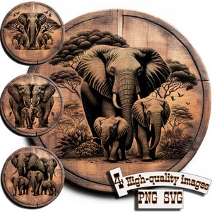 Może przedstawiać: Okrągły drewniany znak z wyrzeźbioną rodziną słoni idących przez las. Słonie są rzeźbione w szczegółowym, realistycznym stylu. Znak jest w rustykalnym brązowym kolorze i ma postarzaną powierzchnię.