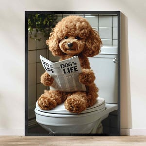 以下が含まれることがあります： 白いトイレの便座に座って、「Dog's Life」という見出しの新聞を読んでいる茶色のプードル犬。
