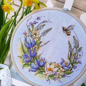 Lentekrans kruissteekpatroon - delicate bloemen muscari en krokussen, DIY stijlvol interieur, Oekraïne digitale instant download, pdf
