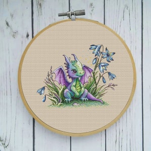 Magische kleine draak in bloemen kruissteekpatroon - uniek ontwerp, decor voor een kinderkamer, modern borduurwerk, digitale instant download