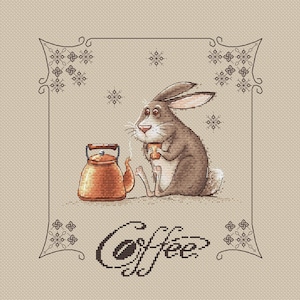 Puede incluir: Un conejo marrón con una pajarita está sentado sosteniendo una taza de café. Una tetera de cobre se encuentra junto al conejo. La imagen está enmarcada con un borde negro y la palabra "Coffee" está escrita en negro debajo del conejo.