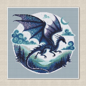 Peut inclure: Un dragon bleu et violet avec des motifs complexes sur ses ailes vole à travers un ciel nuageux. Le dragon est entouré d'un cercle de nuages et d'arbres.