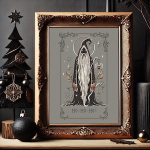 Op de afbeelding: Een ingelijst kruissteekontwerp met een zwart-witte illustratie van een tovenaar met een lange witte baard en een punthoed. De tovenaar staat voor een boom met een halve maan en sterren op de achtergrond. De tekst "HO-HO-HO!" staat onder de tovenaar.