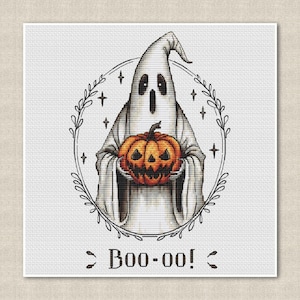 Puede incluir: Un fantasma blanco con una cara amigable sostiene una calabaza naranja tallada frente a una corona negra y blanca con estrellas. El texto "Boo-oo!" está debajo del fantasma.