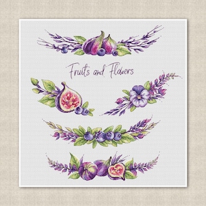 Può includere: Quattro disegni di ricamo a punto croce con fichi viola, mirtilli e fiori. I disegni sono etichettati "Frutta e Fiori".