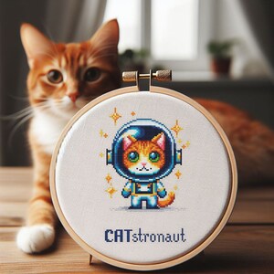 遊び心のある「CATstronaut」の文字が入った気まぐれな宇宙飛行士猫のクロスステッチデザイン、宇宙にいる面白い赤毛猫のチャート、デジタルインスタントダウンロードPDF