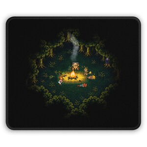 Könnte beinhalten: Ein rechteckiges schwarzes Mauspad mit einer Pixel-Art-Illustration einer Gruppe von Figuren, die um ein Lagerfeuer in einem dunklen Wald versammelt sind. Die Szene zeigt ein zentrales Feuer mit aufsteigendem Rauch, umgeben von Bäumen.