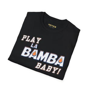 Könnte beinhalten: Schwarzes T-Shirt mit dem Text "PLAY LA BAMBA BABY!" in weiß, orange und blau. Das Shirt hat einen Rundhalsausschnitt und der Markenname "NOTICE PRINT" ist auf dem Etikett aufgedruckt.
