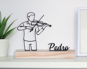 Escultura de violinista masculino con base de madera