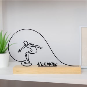 Sculpture surf avec socle en bois