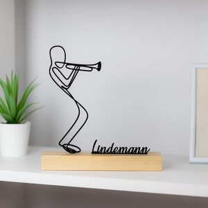 Scultura di trombettista con base in legno