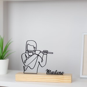 Scultura di donna flautista con base in legno