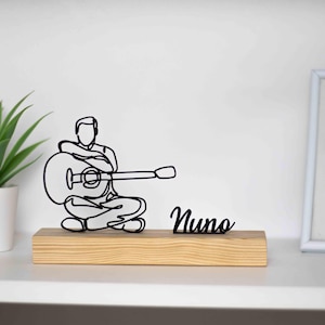 Gitarristskulptur med träbas