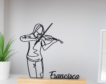 Escultura de violinista con base de madera
