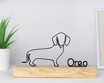 Escultura de perro salchicha con base de madera