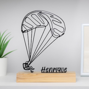 Escultura de parapente con base de madera
