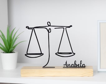 Escultura de abogado con base de madera